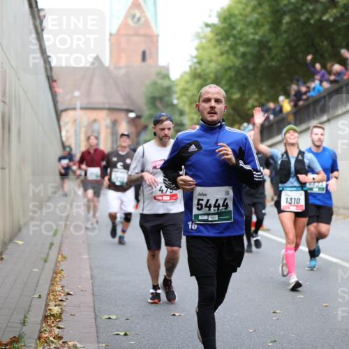 05.10.2025 - 20. swb-Marathon Bremen Michael Strokosch http://msf.ph/oto/9222886 05.10.2025 13:03:01 Laufen 5444, 1310 meine-sportfotos.de