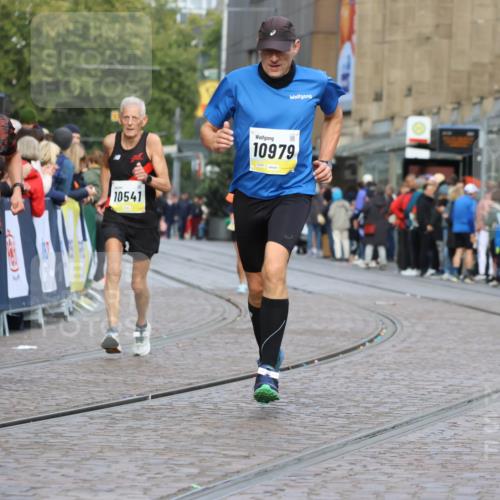 05.10.2025 - 20. swb-Marathon Bremen Strokosch-Dieckow http://msf.ph/oto/9222911 05.10.2025 10:43:12 Ziel 10474, 10541, 10979, 11304 meine-sportfotos.de