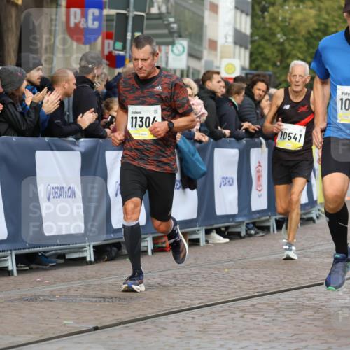 05.10.2025 - 20. swb-Marathon Bremen Strokosch-Dieckow http://msf.ph/oto/9222924 05.10.2025 10:43:13 Ziel 10474, 10541, 10979, 11304 meine-sportfotos.de
