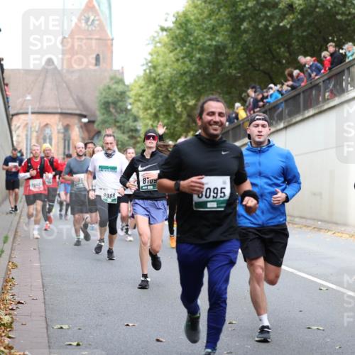 05.10.2025 - 20. swb-Marathon Bremen Michael Strokosch http://msf.ph/oto/9222926 05.10.2025 13:03:12 Laufen 1940, 8998, 8109, 095, 8162 meine-sportfotos.de