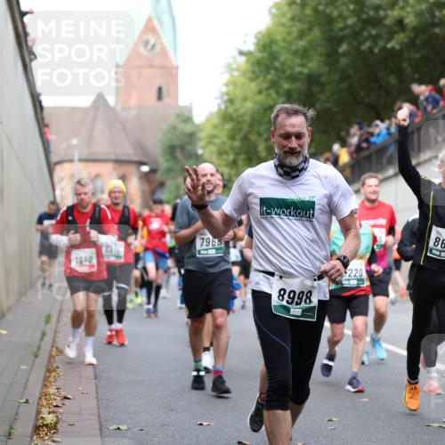05.10.2025 - 20. swb-Marathon Bremen Michael Strokosch http://msf.ph/oto/9222939 05.10.2025 13:03:15 Laufen 1940, 7968, 8998, 220, 8659 meine-sportfotos.de