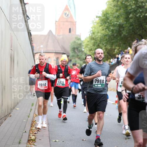 05.10.2025 - 20. swb-Marathon Bremen Michael Strokosch http://msf.ph/oto/9222942 05.10.2025 13:03:16 Laufen 1940, 7968, 6, 5816, 8998 meine-sportfotos.de