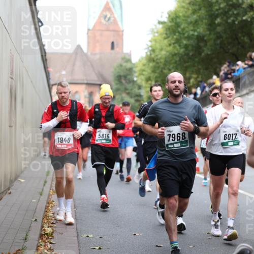 05.10.2025 - 20. swb-Marathon Bremen Michael Strokosch http://msf.ph/oto/9222943 05.10.2025 13:03:16 Laufen 1940, 5816, 7968, 6017 meine-sportfotos.de