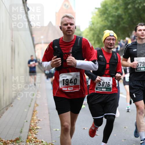 05.10.2025 - 20. swb-Marathon Bremen Michael Strokosch http://msf.ph/oto/9222951 05.10.2025 13:03:18 Laufen 1940, 01580, 5816, 5794, 2326 meine-sportfotos.de