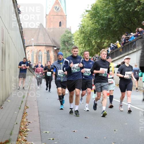 05.10.2025 - 20. swb-Marathon Bremen Michael Strokosch http://msf.ph/oto/9222960 05.10.2025 13:03:22 Laufen 8640, 4135, 8437, 23, 0, 2523, 201, 2299 meine-sportfotos.de