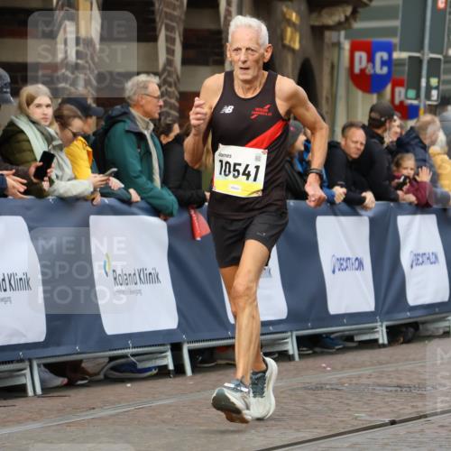 05.10.2025 - 20. swb-Marathon Bremen Strokosch-Dieckow http://msf.ph/oto/9222961 05.10.2025 10:43:16 Ziel 9967, 10541, 10979, 11304 meine-sportfotos.de