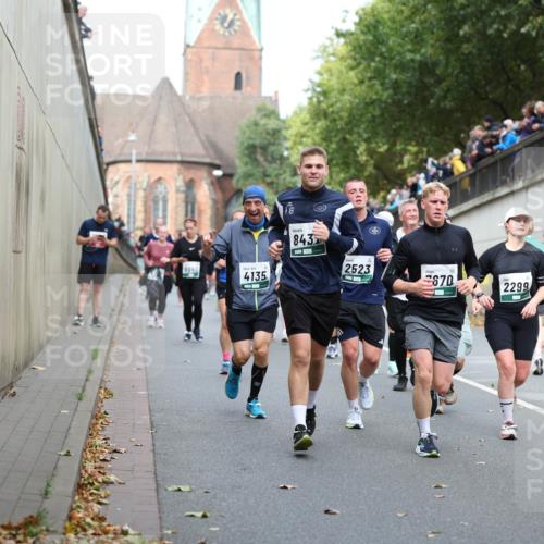 05.10.2025 - 20. swb-Marathon Bremen Michael Strokosch http://msf.ph/oto/9222962 05.10.2025 13:03:22 Laufen 8640, 4135, 843, 2523, 670, 2299 meine-sportfotos.de