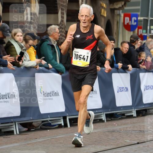 05.10.2025 - 20. swb-Marathon Bremen Strokosch-Dieckow http://msf.ph/oto/9222966 05.10.2025 10:43:16 Ziel 9967, 10541, 10979, 11304 meine-sportfotos.de
