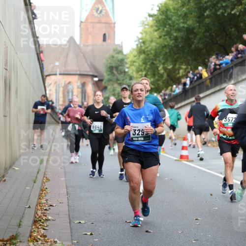 05.10.2025 - 20. swb-Marathon Bremen Michael Strokosch http://msf.ph/oto/9222974 05.10.2025 13:03:25 Laufen 8640, 329, 3572, 413 meine-sportfotos.de