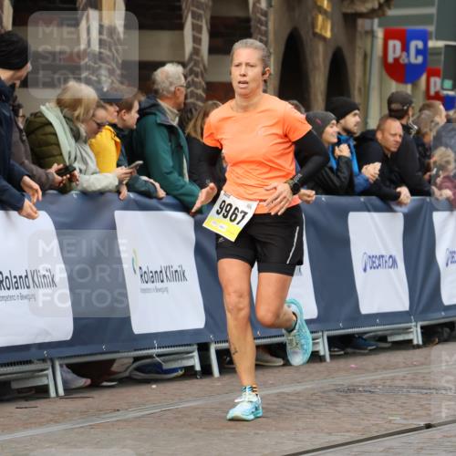 05.10.2025 - 20. swb-Marathon Bremen Strokosch-Dieckow http://msf.ph/oto/9222987 05.10.2025 10:43:23 Ziel 9967 meine-sportfotos.de