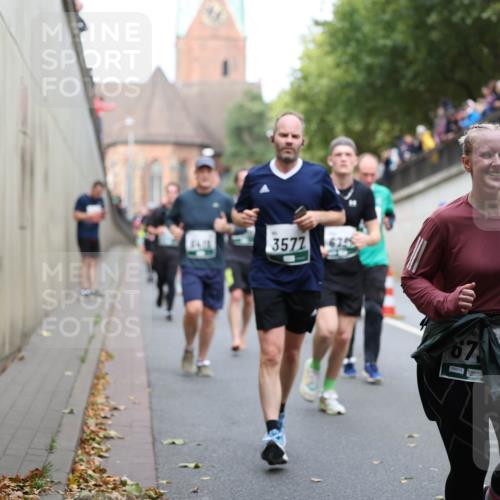 05.10.2025 - 20. swb-Marathon Bremen Michael Strokosch http://msf.ph/oto/9222989 05.10.2025 13:03:30 Laufen 3577, 67, 04013 meine-sportfotos.de