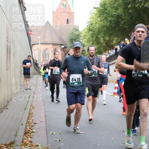 05.10.2025 - 20. swb-Marathon Bremen Michael Strokosch http://msf.ph/oto/9222992 05.10.2025 13:03:32 Laufen 8937, 64, 19, 10, 3577 meine-sportfotos.de