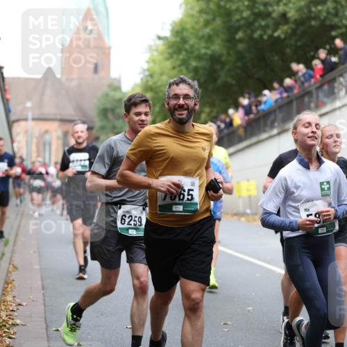 05.10.2025 - 20. swb-Marathon Bremen Michael Strokosch http://msf.ph/oto/9223027 05.10.2025 13:03:47 Laufen 6259, 7065 meine-sportfotos.de