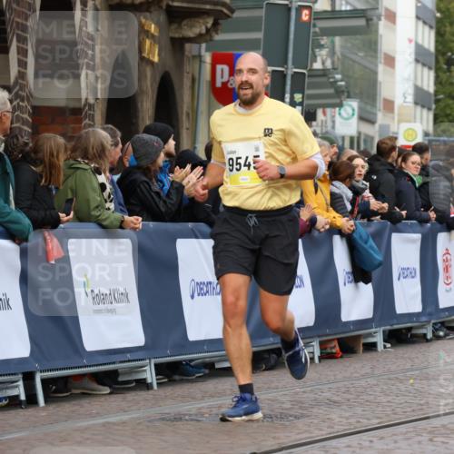 05.10.2025 - 20. swb-Marathon Bremen Strokosch-Dieckow http://msf.ph/oto/9223038 05.10.2025 10:43:33 Ziel 9545, 10304 meine-sportfotos.de