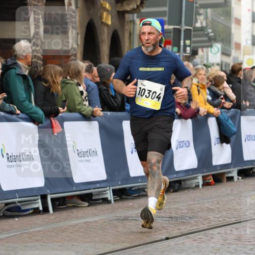 05.10.2025 - 20. swb-Marathon Bremen Strokosch-Dieckow http://msf.ph/oto/9223051 05.10.2025 10:43:36 Ziel 9545, 10304 meine-sportfotos.de