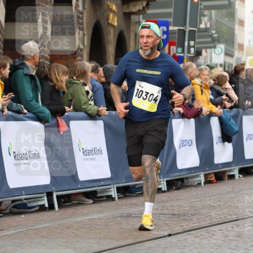 05.10.2025 - 20. swb-Marathon Bremen Strokosch-Dieckow http://msf.ph/oto/9223060 05.10.2025 10:43:36 Ziel 9545, 10304 meine-sportfotos.de
