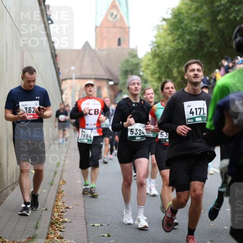 05.10.2025 - 20. swb-Marathon Bremen Michael Strokosch http://msf.ph/oto/9223064 05.10.2025 13:03:57 Laufen 3620, 7664, 5394, 53, 4171 meine-sportfotos.de