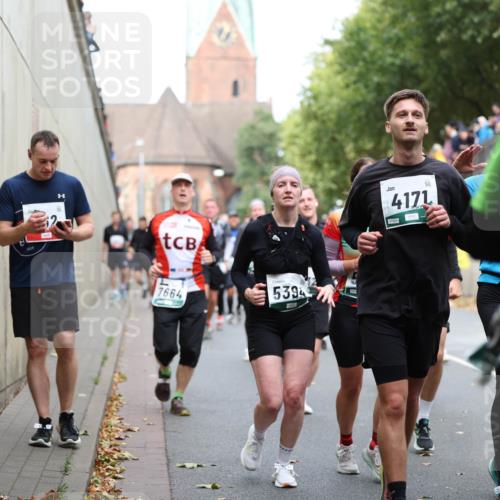 05.10.2025 - 20. swb-Marathon Bremen Michael Strokosch http://msf.ph/oto/9223065 05.10.2025 13:03:57 Laufen 7664, 5394, 4171 meine-sportfotos.de