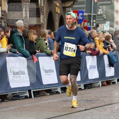 05.10.2025 - 20. swb-Marathon Bremen Strokosch-Dieckow http://msf.ph/oto/9223067 05.10.2025 10:43:36 Ziel 9545, 10304 meine-sportfotos.de