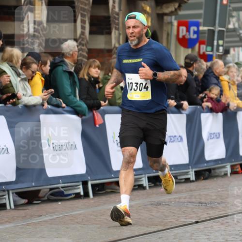 05.10.2025 - 20. swb-Marathon Bremen Strokosch-Dieckow http://msf.ph/oto/9223084 05.10.2025 10:43:36 Ziel 9545, 10304 meine-sportfotos.de