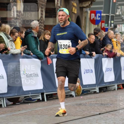 05.10.2025 - 20. swb-Marathon Bremen Strokosch-Dieckow http://msf.ph/oto/9223090 05.10.2025 10:43:36 Ziel 9545, 10304 meine-sportfotos.de