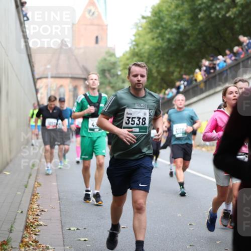 05.10.2025 - 20. swb-Marathon Bremen Michael Strokosch http://msf.ph/oto/9223095 05.10.2025 13:04:07 Laufen 20, 3538, 2110, 279 meine-sportfotos.de