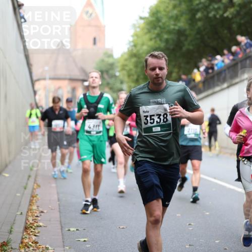 05.10.2025 - 20. swb-Marathon Bremen Michael Strokosch http://msf.ph/oto/9223096 05.10.2025 13:04:07 Laufen 4311, 20, 22, 22, 3538, 2110, 2085 meine-sportfotos.de