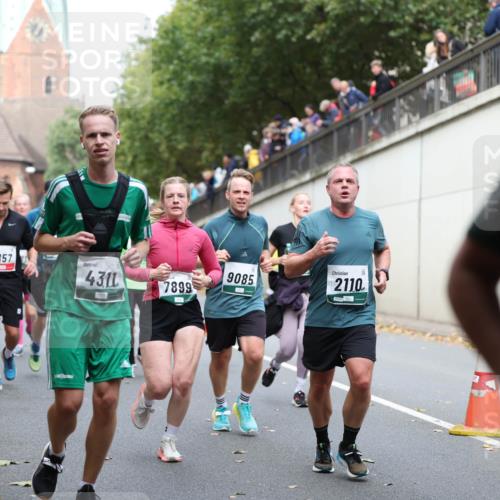 05.10.2025 - 20. swb-Marathon Bremen Michael Strokosch http://msf.ph/oto/9223100 05.10.2025 13:04:08 Laufen 1857, 4311, 7899, 9085, 2110 meine-sportfotos.de