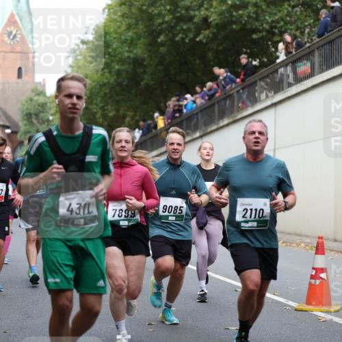 05.10.2025 - 20. swb-Marathon Bremen Michael Strokosch http://msf.ph/oto/9223101 05.10.2025 13:04:09 Laufen 1857, 4311, 7899, 9085, 2110 meine-sportfotos.de