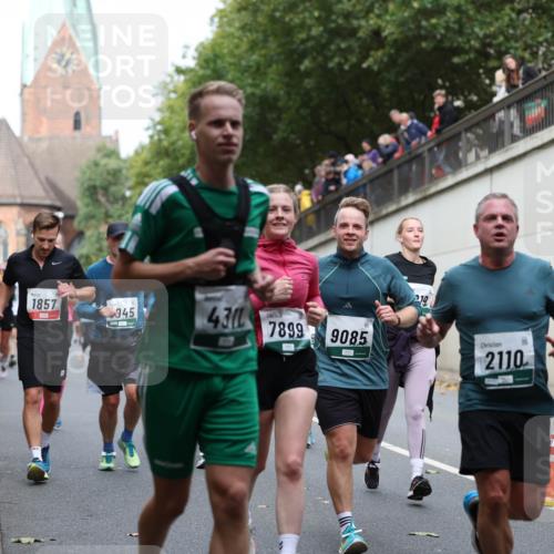 05.10.2025 - 20. swb-Marathon Bremen Michael Strokosch http://msf.ph/oto/9223102 05.10.2025 13:04:09 Laufen 1857, 945, 430, 7899, 9085, 19, 2110 meine-sportfotos.de