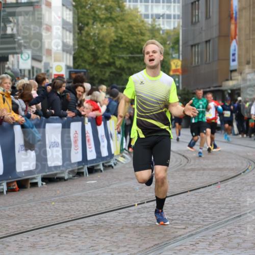 05.10.2025 - 20. swb-Marathon Bremen Strokosch-Dieckow http://msf.ph/oto/9223119 05.10.2025 10:43:48 Ziel 9170, 9270, 10559, 11683 meine-sportfotos.de