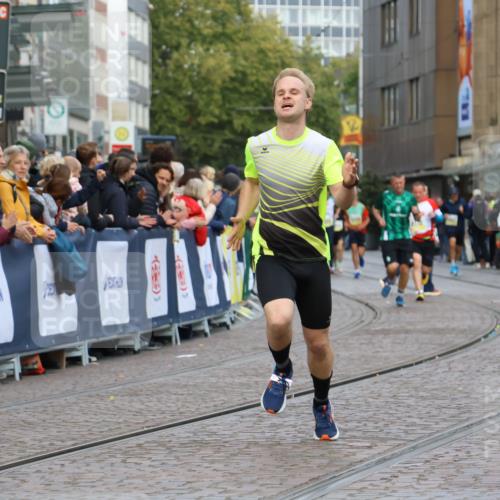 05.10.2025 - 20. swb-Marathon Bremen Strokosch-Dieckow http://msf.ph/oto/9223123 05.10.2025 10:43:48 Ziel 9170, 9270, 10559, 11683 meine-sportfotos.de