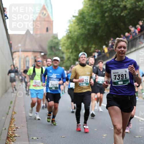 05.10.2025 - 20. swb-Marathon Bremen Michael Strokosch http://msf.ph/oto/9223135 05.10.2025 13:04:18 Laufen 330, 1127, 7517, 7391 meine-sportfotos.de