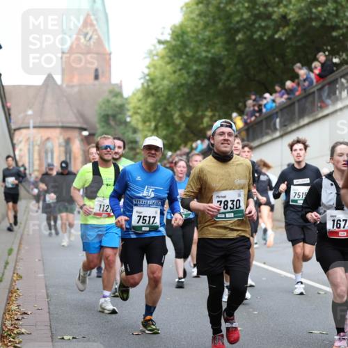 05.10.2025 - 20. swb-Marathon Bremen Michael Strokosch http://msf.ph/oto/9223137 05.10.2025 13:04:18 Laufen 112, 1868, 7517, 7830, 7515, 1676, 7391 meine-sportfotos.de