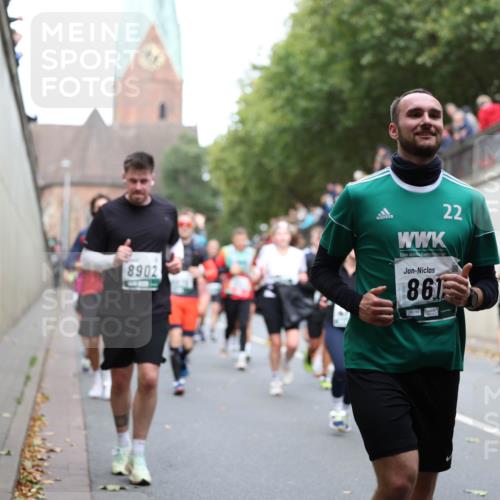 05.10.2025 - 20. swb-Marathon Bremen Michael Strokosch http://msf.ph/oto/9223210 05.10.2025 13:05:09 Laufen 8902, 861, 09799, 22 meine-sportfotos.de