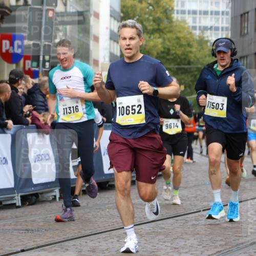 05.10.2025 - 20. swb-Marathon Bremen Strokosch-Dieckow http://msf.ph/oto/9223212 05.10.2025 10:44:03 Ziel 9614, 9919, 10351, 10649, 10652, 10780, 11316, 11503, 11645 meine-sportfotos.de