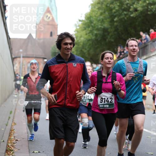 05.10.2025 - 20. swb-Marathon Bremen Michael Strokosch http://msf.ph/oto/9223215 05.10.2025 13:05:12 Laufen 9154, 9142, 10202 meine-sportfotos.de