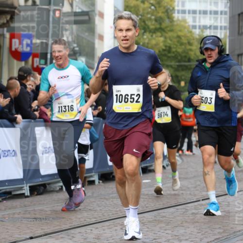 05.10.2025 - 20. swb-Marathon Bremen Strokosch-Dieckow http://msf.ph/oto/9223221 05.10.2025 10:44:03 Ziel 9614, 9919, 10351, 10649, 10652, 10780, 11316, 11503, 11645 meine-sportfotos.de