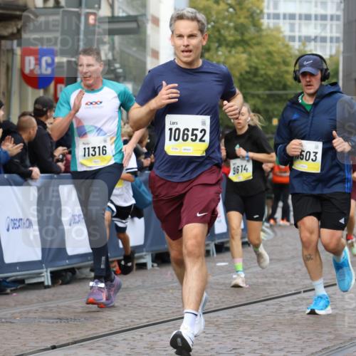 05.10.2025 - 20. swb-Marathon Bremen Strokosch-Dieckow http://msf.ph/oto/9223227 05.10.2025 10:44:03 Ziel 9614, 9919, 10351, 10649, 10652, 10780, 11316, 11503, 11645 meine-sportfotos.de