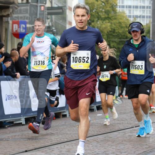 05.10.2025 - 20. swb-Marathon Bremen Strokosch-Dieckow http://msf.ph/oto/9223233 05.10.2025 10:44:03 Ziel 9614, 9919, 10351, 10649, 10652, 10780, 11316, 11503, 11645 meine-sportfotos.de