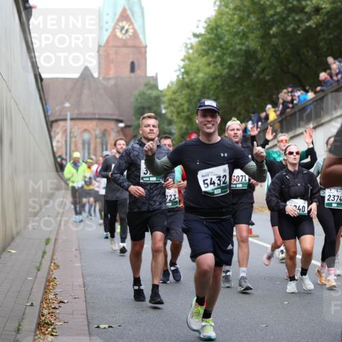 05.10.2025 - 20. swb-Marathon Bremen Michael Strokosch http://msf.ph/oto/9223237 05.10.2025 13:05:21 Laufen 5432, 40, 2374, 4894 meine-sportfotos.de
