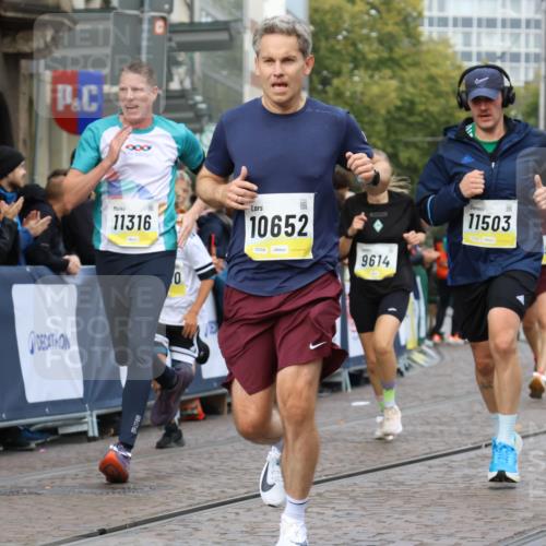 05.10.2025 - 20. swb-Marathon Bremen Strokosch-Dieckow http://msf.ph/oto/9223238 05.10.2025 10:44:03 Ziel 9614, 9919, 10351, 10649, 10652, 10780, 11316, 11503, 11645 meine-sportfotos.de