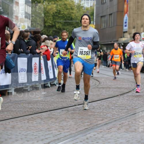 05.10.2025 - 20. swb-Marathon Bremen Strokosch-Dieckow http://msf.ph/oto/9223243 05.10.2025 10:44:07 Ziel 9614, 9919, 10044, 10348, 10351, 10649, 10652, 10780, 11316, 11503, 11645, 11648 meine-sportfotos.de