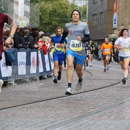 05.10.2025 - 20. swb-Marathon Bremen Strokosch-Dieckow http://msf.ph/oto/9223247 05.10.2025 10:44:07 Ziel 9614, 9919, 10044, 10348, 10351, 10649, 10652, 10780, 11316, 11503, 11645, 11648 meine-sportfotos.de
