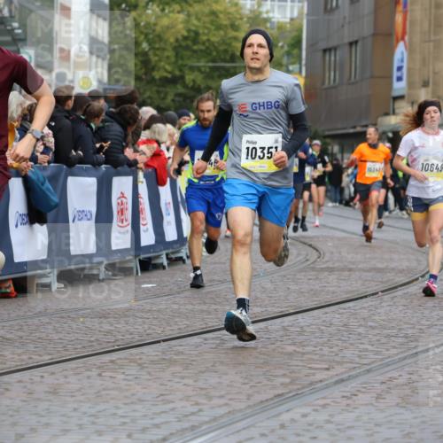 05.10.2025 - 20. swb-Marathon Bremen Strokosch-Dieckow http://msf.ph/oto/9223252 05.10.2025 10:44:07 Ziel 9614, 9919, 10044, 10348, 10351, 10649, 10652, 10780, 11316, 11503, 11645, 11648 meine-sportfotos.de