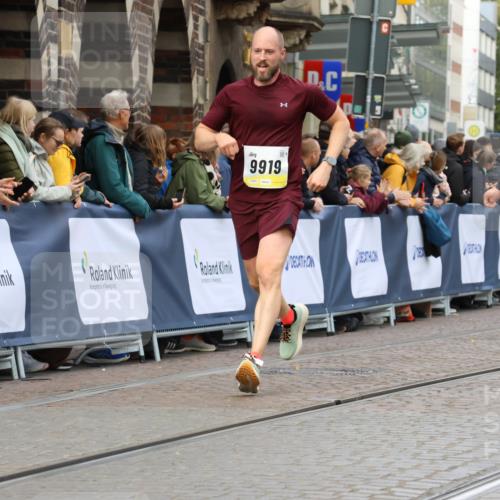 05.10.2025 - 20. swb-Marathon Bremen Strokosch-Dieckow http://msf.ph/oto/9223260 05.10.2025 10:44:08 Ziel 9614, 9919, 10044, 10348, 10351, 10649, 11316, 11503, 11645, 11648 meine-sportfotos.de