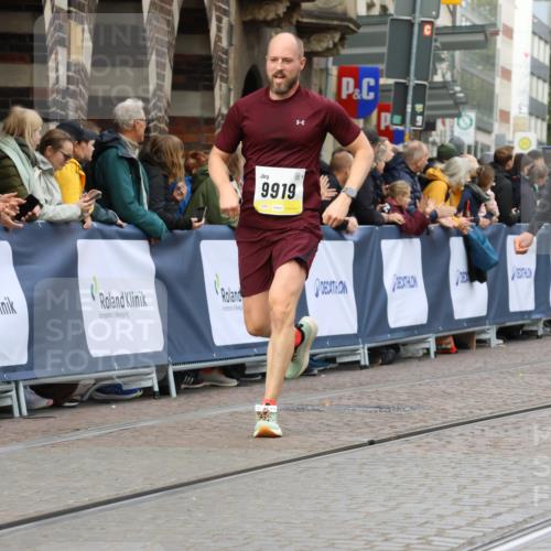 05.10.2025 - 20. swb-Marathon Bremen Strokosch-Dieckow http://msf.ph/oto/9223266 05.10.2025 10:44:08 Ziel 9614, 9919, 10044, 10348, 10351, 10649, 11316, 11503, 11645, 11648 meine-sportfotos.de