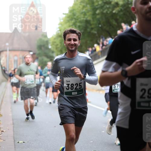 05.10.2025 - 20. swb-Marathon Bremen Michael Strokosch http://msf.ph/oto/9223269 05.10.2025 13:05:47 Laufen 3825, 57, 2946 meine-sportfotos.de