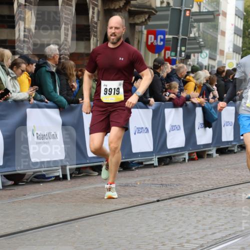 05.10.2025 - 20. swb-Marathon Bremen Strokosch-Dieckow http://msf.ph/oto/9223272 05.10.2025 10:44:08 Ziel 9614, 9919, 10044, 10348, 10351, 10649, 11316, 11503, 11645, 11648 meine-sportfotos.de