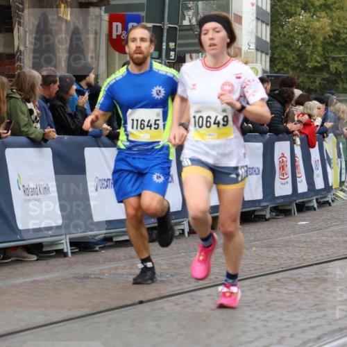 05.10.2025 - 20. swb-Marathon Bremen Strokosch-Dieckow http://msf.ph/oto/9223282 05.10.2025 10:44:11 Ziel 9919, 10044, 10348, 10649, 10816, 11645, 11648, 11659 meine-sportfotos.de